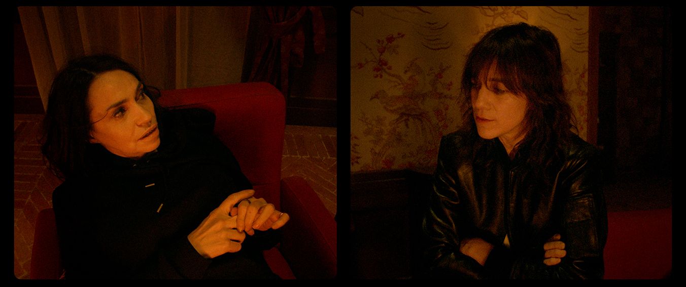 In split screen, Béatrice Dalle and Charlotte Gainsbourg discuss their respective work humiliations, illuminated by a fire.
